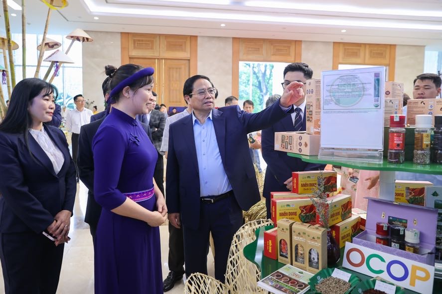 Thủ tướng Phạm Minh Chính cùng các đại biểu đã tham quan các gian trưng bày các sản phẩm nông nghiệp tiêu biểu.