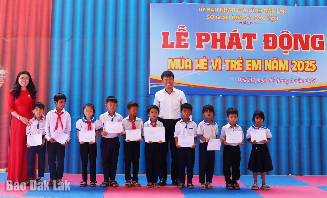 Các em học sinh nhận học bổng học bơi tại buổi lễ.