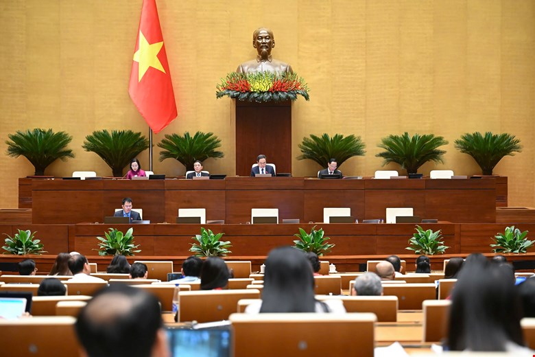 Quốc hội thảo luận, biểu quyết thông qua Nghị quyết phê chuẩn danh sách Phó Chủ tịch và Ủy viên Hội đồng Bầu cử quốc gia. Ảnh: quochoi.vn