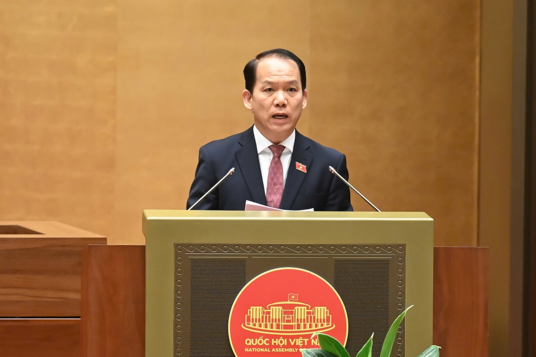 Chủ nhiệm Ủy ban Pháp luật và Tư pháp của Quốc hội Hoàng Thanh Tùng trình bày báo cáo thẩm tra. Ảnh: quochoi.vn