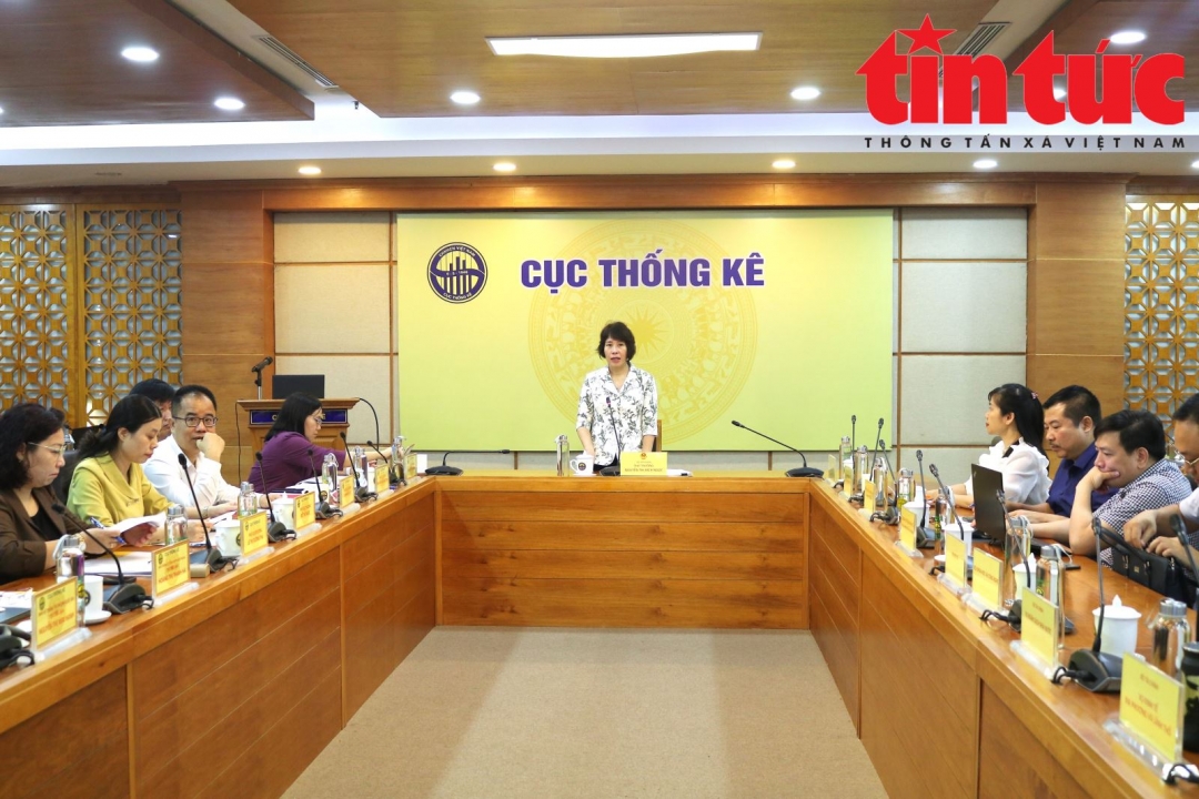 Thứ trưởng Bộ Tài chính Nguyễn Thị Bích Ngọc phát biểu tại Hội nghị.