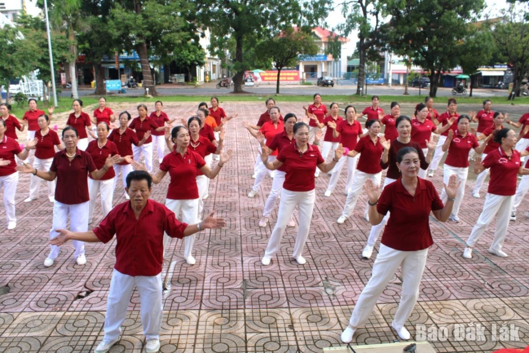 Hội viên người cao tuổi huyện Ea Súp tham gia đồng diễn dưỡng sinh.