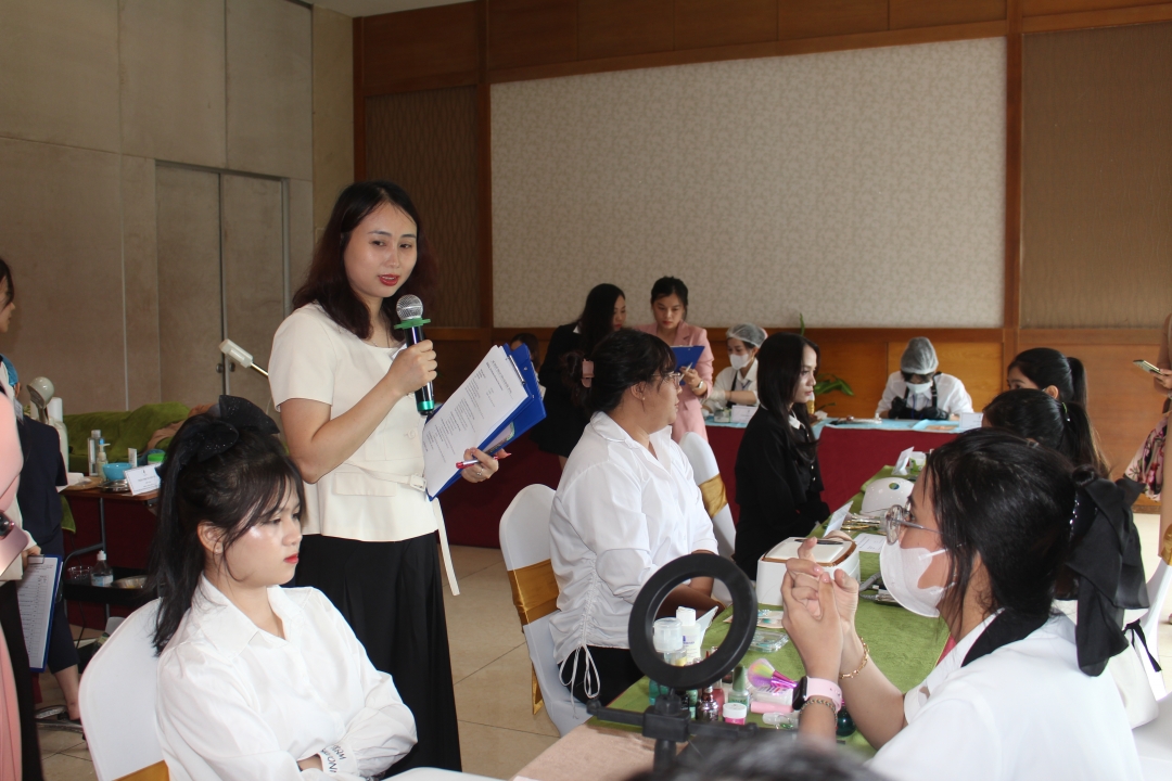 Ban giám khảo hội thi thông tin các nội dung