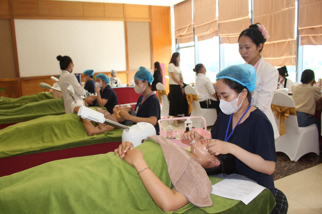 Các thi sinh thực hiện
