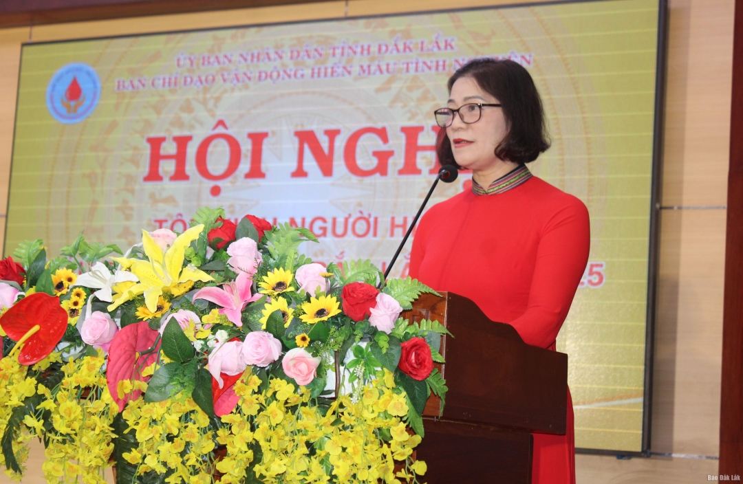 Chủ tịch Hội Chữ thập đỏ tỉnh Đặng Thị Hương báo cáo kết quả phong trào vận động hiến máu tình nguyện.