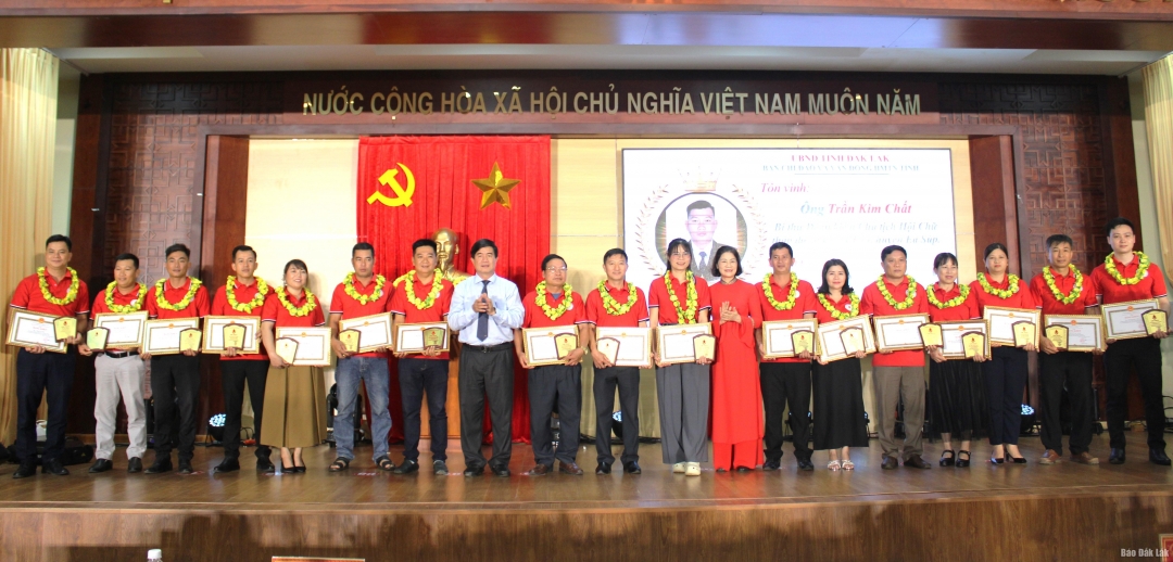 Các cá nhân tiêu biểu trong phong trào hiến máu tình nguyện nhận bằng khen của UBND tỉnh.