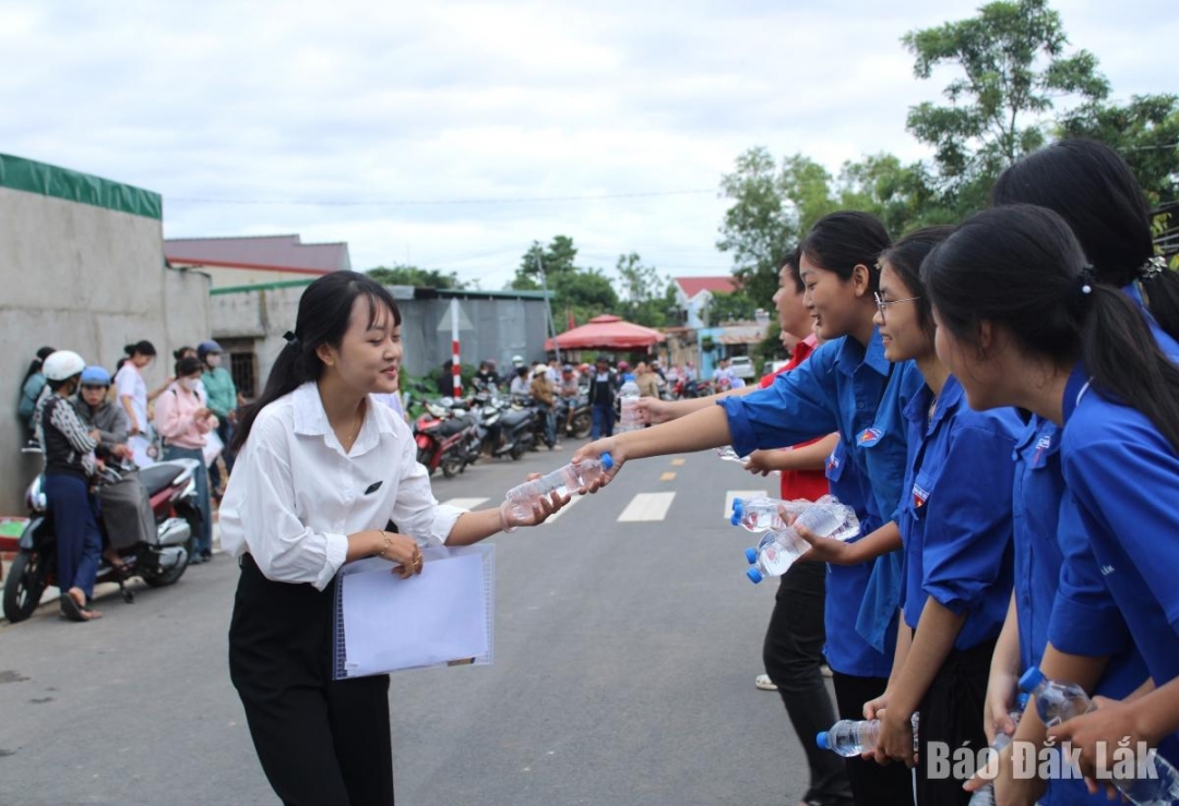 Tình nguyện viên tham gia hỗ trợ thí sinh tại Điểm thi Trường THPT Ea Súp.
