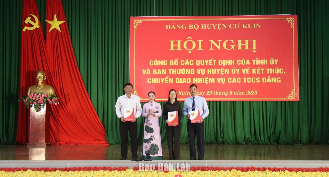 Bí thư Huyện ủy Cư Kuin trao quyết định