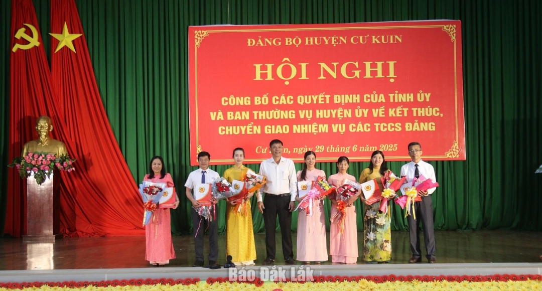 Phó Bí thư Thường trực Huyện ủy Cư Kuin Trần Văn Quế trao quyết định nghỉ hưu theo chế độ cho cán bộ huyện.