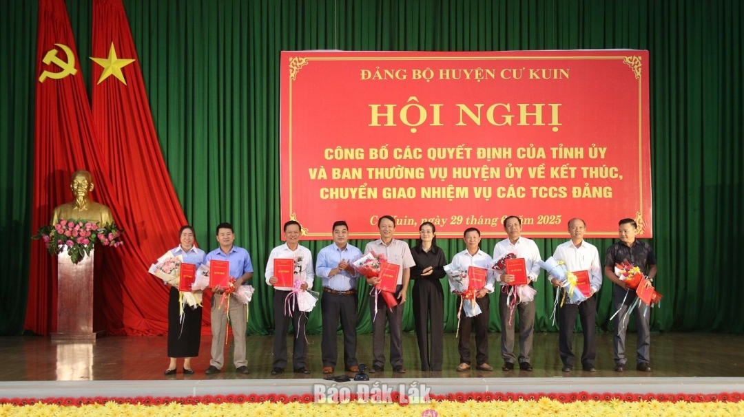 Lãnh đạo UBND huyện Cư Kuin trao quyết định nghỉ hưu, nghỉ thôi việc cho cán bộ công chức, viên chức của huyện.