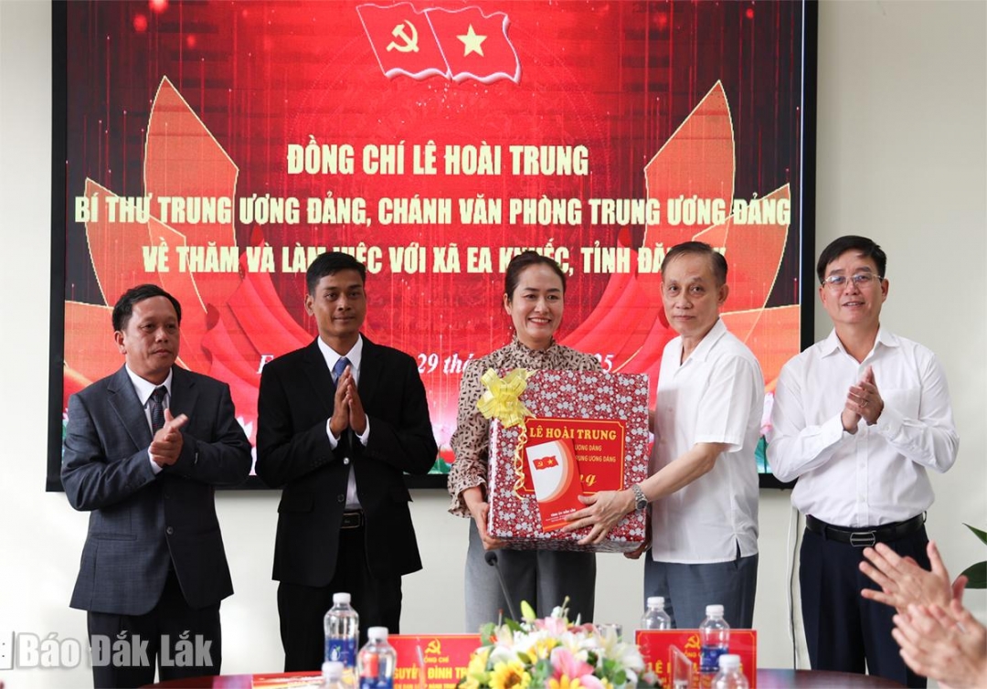 Đồng chí Lê Hoài Trung, Bí thư Trung ương Đảng, Chánh Văn phòng Trung ương Đảng tặng quà cán bộ và nhân dân xã Ea Knuếc.