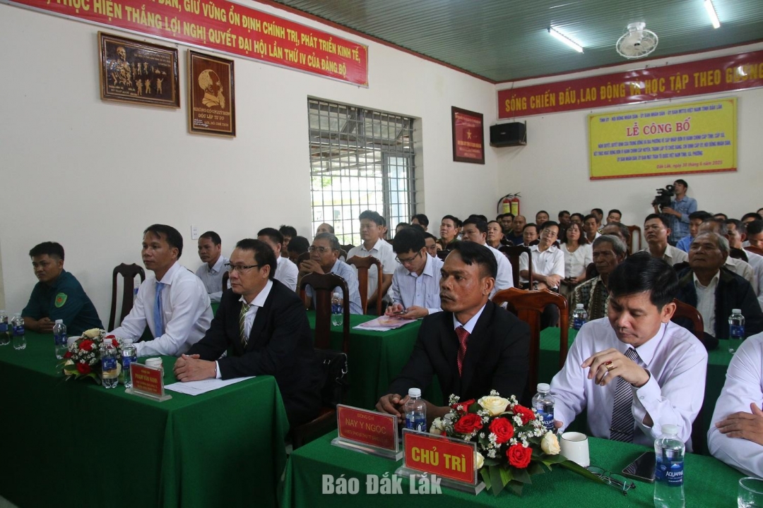 Đại biểu cùng đông đảo người dân 