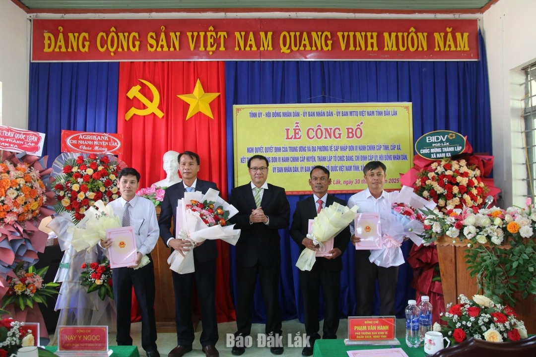 Các đồng chí lãnh đạo xã Nam Ka ra mắt, nhận quyết định tại buổi lễ.