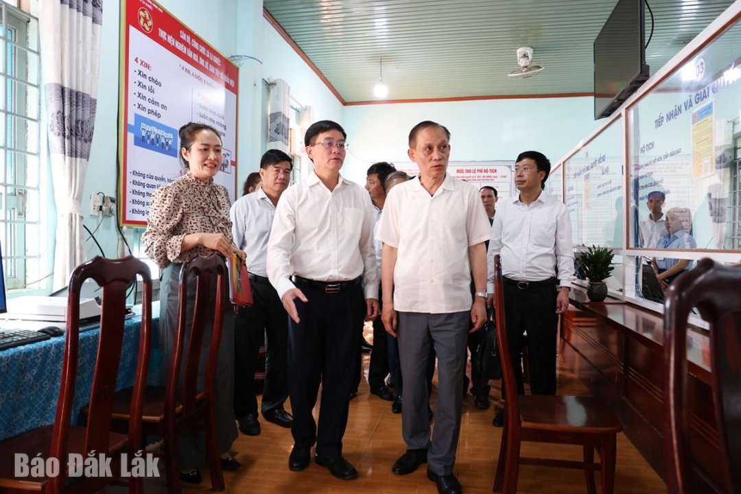 Đồng chí Lê Hoài Trung, Bí thư Trung ương Đảng, Chánh Văn phòng Trung ương Đảng cùng đoàn công tác thực tế tại Trung tâm Phục vụ hành chính công xã Ea Knuếc.