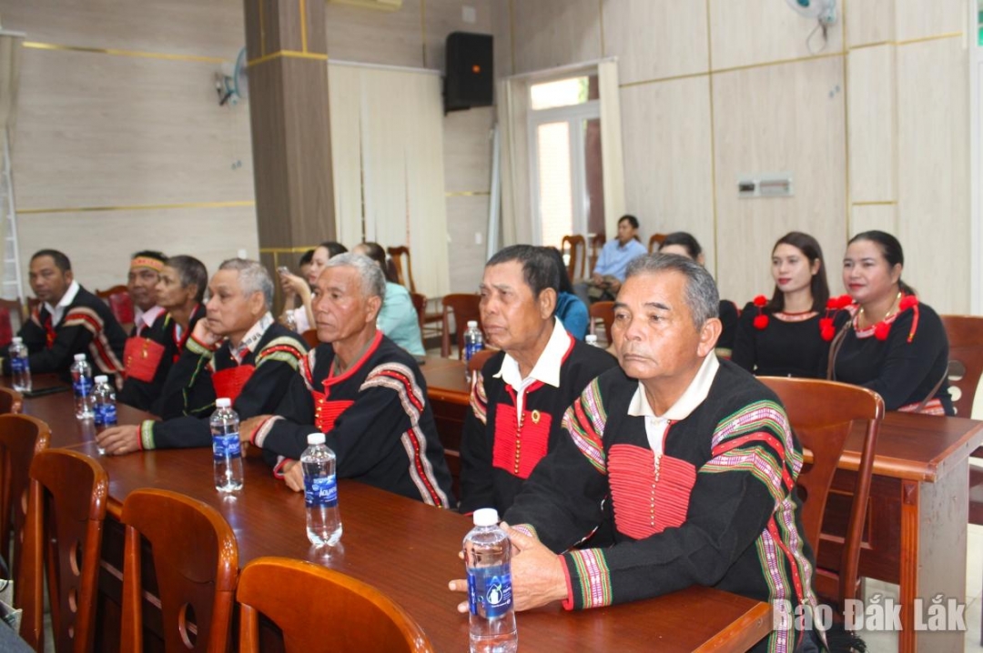 Đông đảo người dân tham dự.