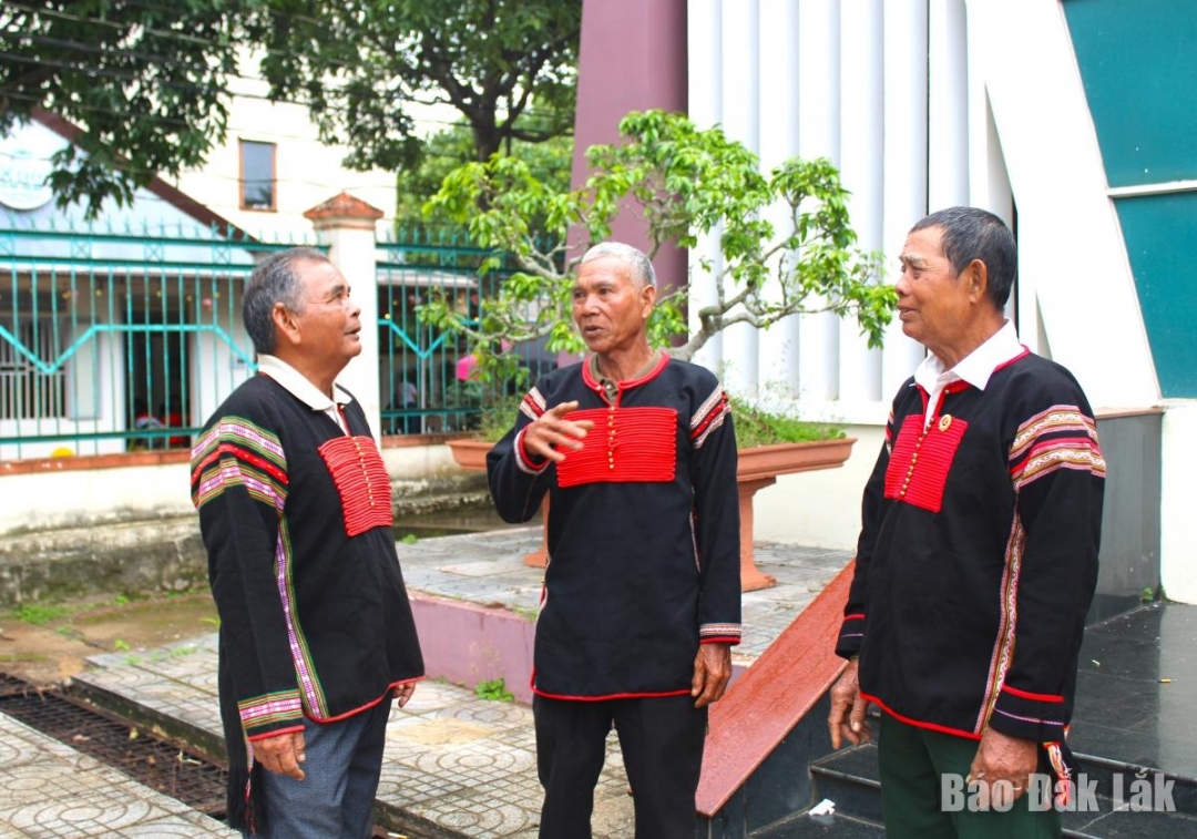 Ông Y Bhul Mlô người có uy tín buôn Mrưm (bìa trái) cùng người dân tham gia trao đổi trước khi diễn ra buổi lễ.