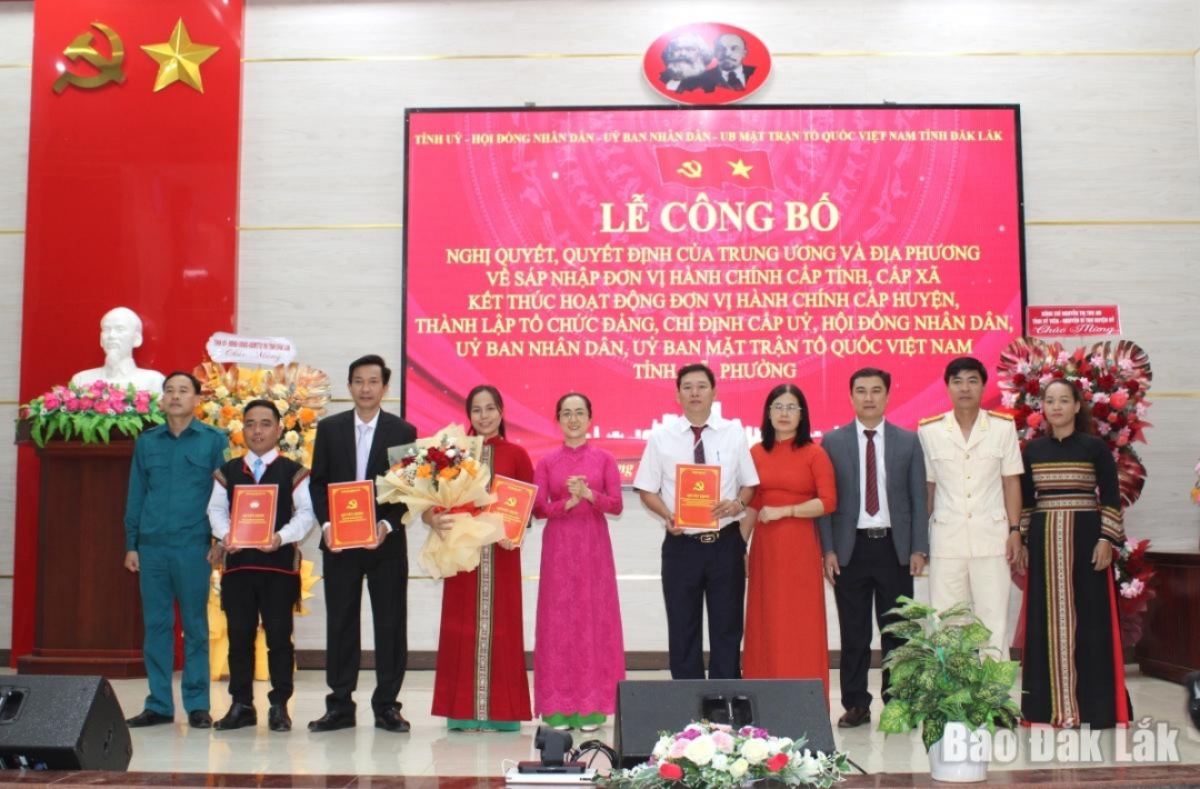 Nguyên Bí thư Huyện ủy Krông Năng Nguyễn Thị Thu An trao các Quyết định đối với các chức danh cán bộ, lãnh đạo chủ chốt của xã.