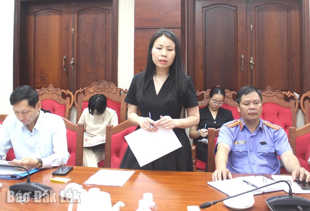 Phó Chánh Văn phòng UBND tỉnh Châu Thị Hồng Mai phát biểu thảo luận.
