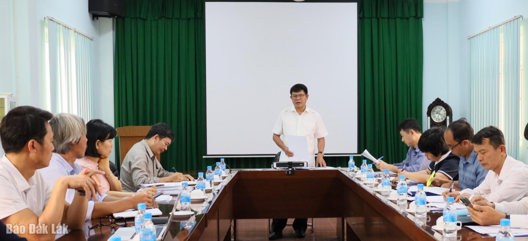 Uỷ viên Thường trực, Trưởng ban Văn hoá - Xã hội của HĐND tỉnh Lê Văn Cường phát biểu tại buổi làm việc.