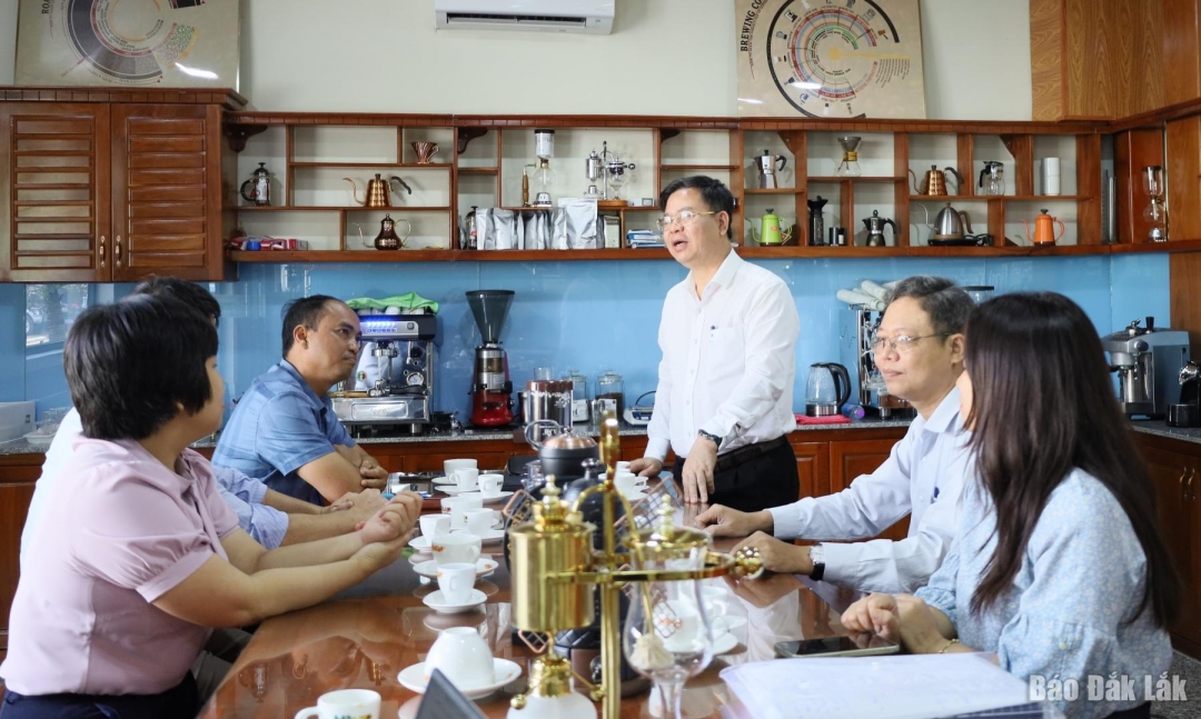 Đoàn giám sát nghe báo cáo từ phía công ty về dự án.