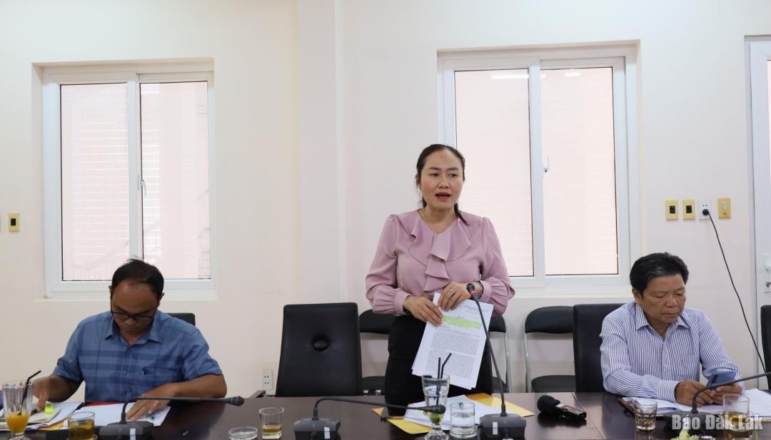 Thành viên đoàn giám sát đóng góp ý kiến.
