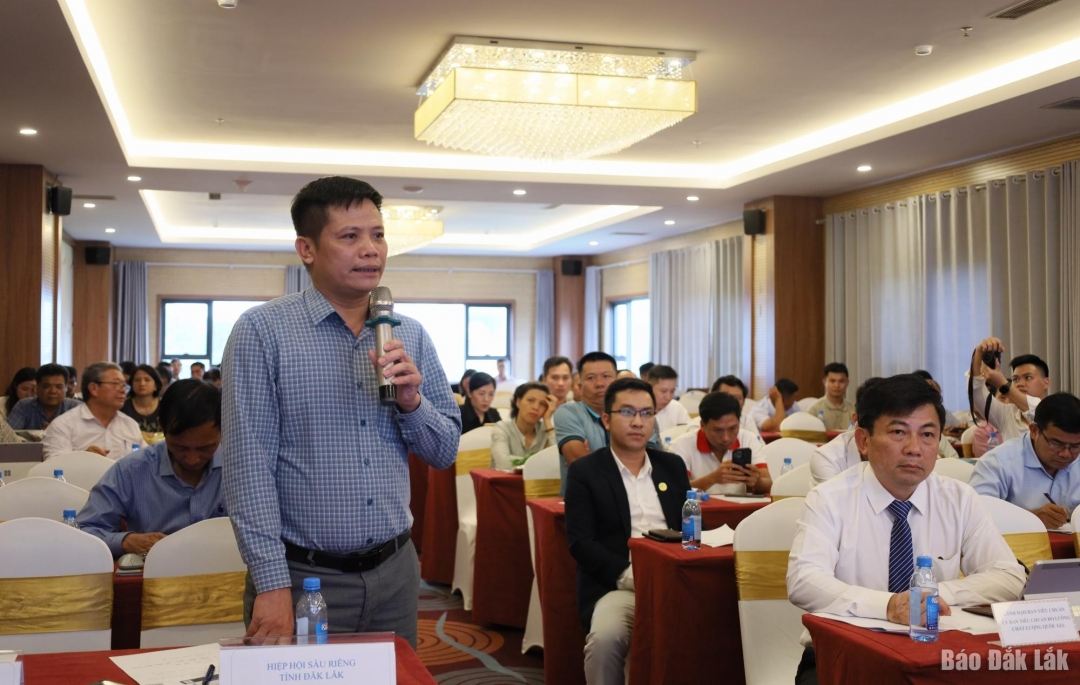Đại diện Hiệp hội Sầu riêng Đắk Lắk đặt câu hỏi về tiêu chuẩn ngành hàng sầu riêng tại hội thảo.