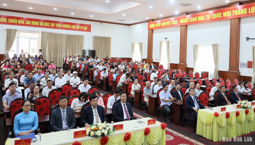 Các đại biểu tham dự buổi lễ.