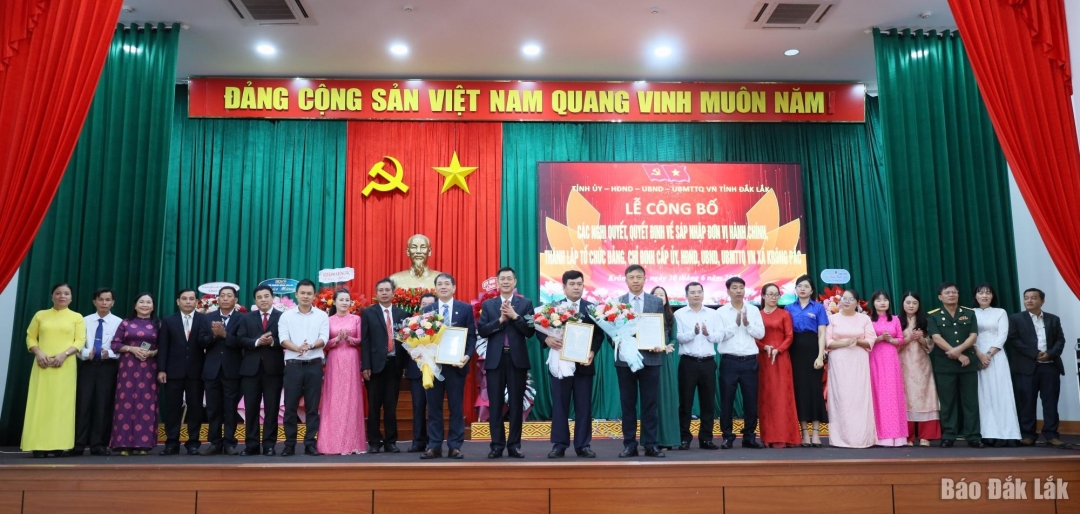 Tỉnh ủy viên, Bí thư Huyện uỷ Krông Pắc Nguyễn Hoàng Giang trao các quyết định cho cán bộ chủ chốt xã Krông Pắc.