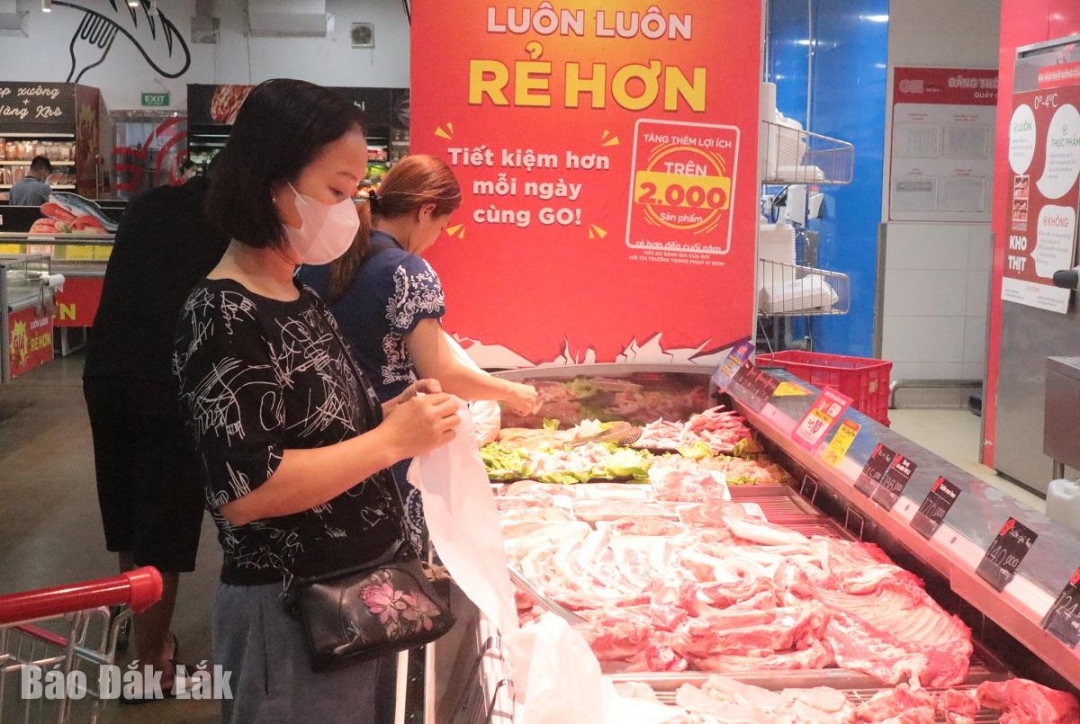 Người tiêu dùng chọn mua thịt heo tươi tại Siêu thị Go! Buôn Ma Thuột.