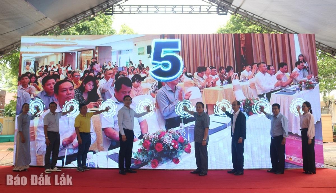 Các đại biểu bấm nút khai mạc chương trình Ngày chuyển đổi số và ứng dụng thanh toán không tiền mặt trong thương mại điện tử 2025.