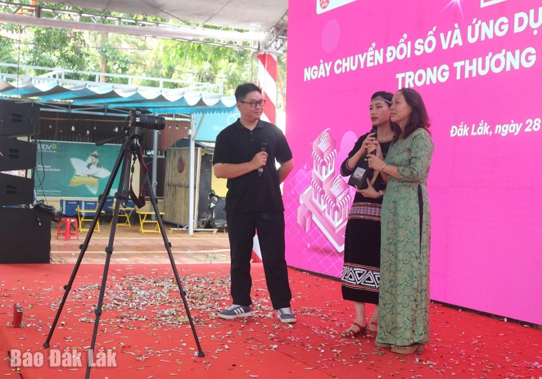 Các nhà sáng tạo nội dụng hướng dẫn doanh nghiệp thực hành livestream bán hàng trên nền tảng TikTok.
