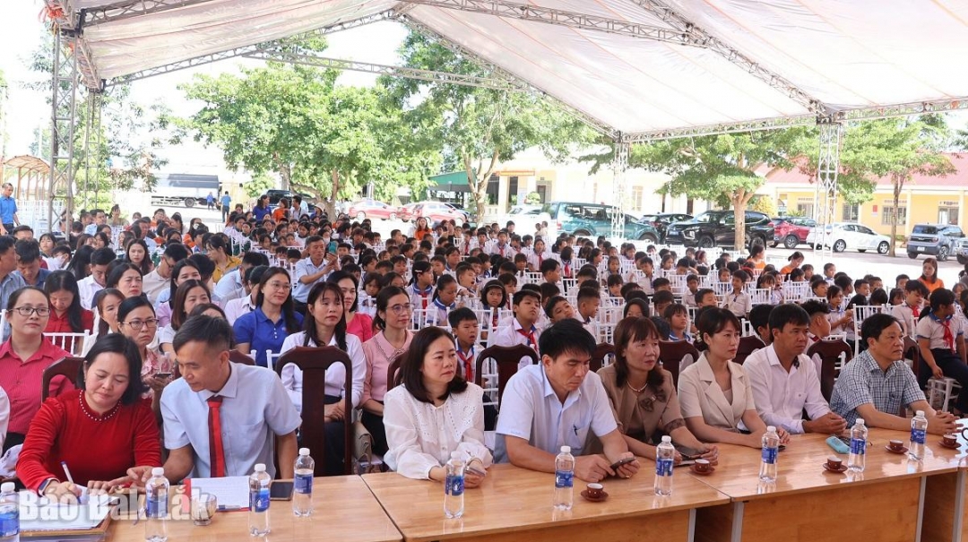 Các đại biểu tham dự buổi lễ.