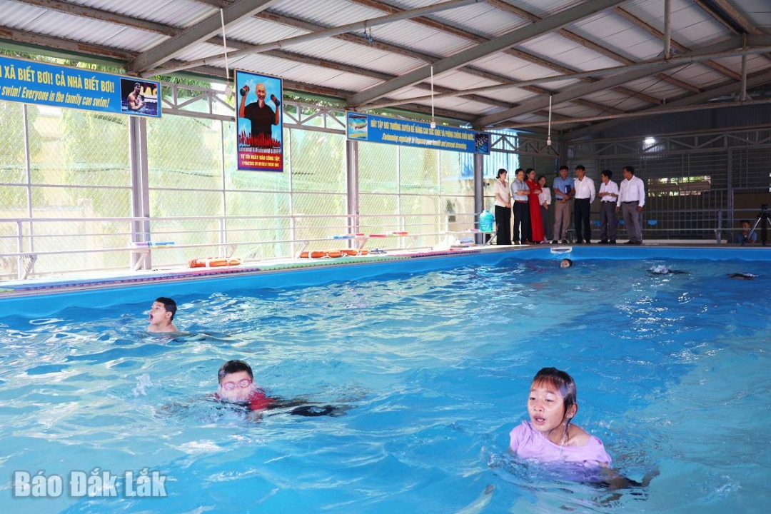 Các đại biểu tham quan bể bơi di động của Trường Trường Tiểu học La Văn Cầu (huyện Ea Kar), 