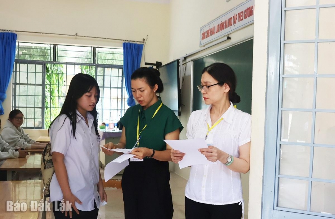 Thí sinh làm thủ tục dự thi tại Hội đồng coi thi Trường THPT Hồng Đức. 