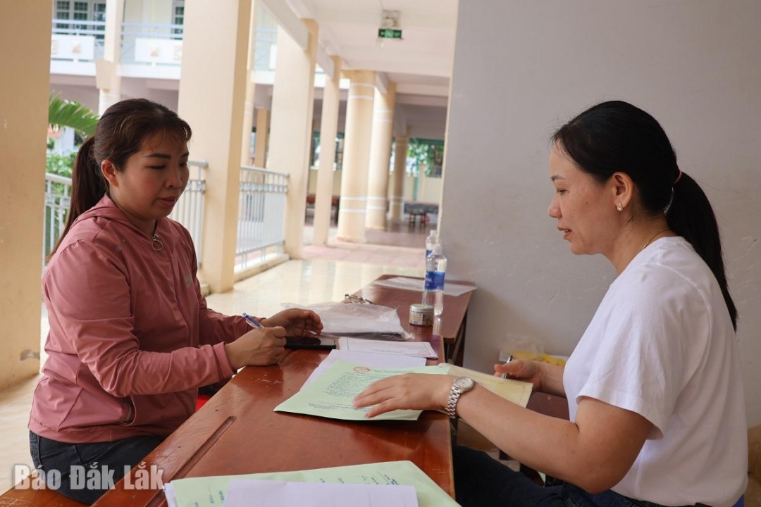 Phụ huynh nộp hồ sơ