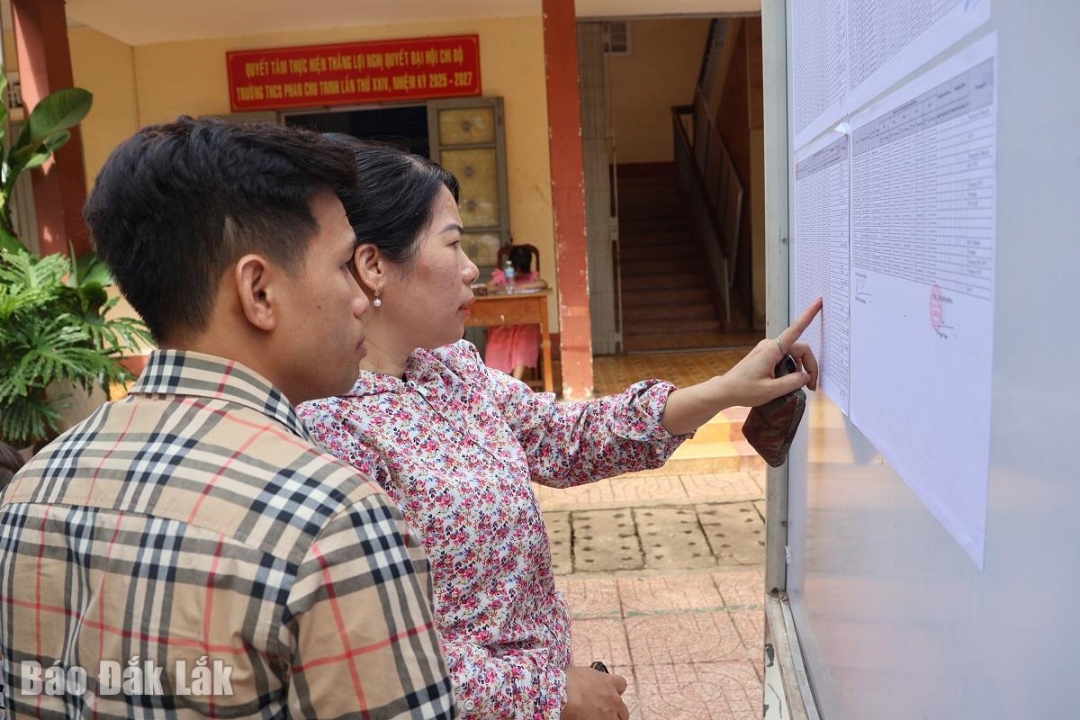 Phụ huynh xem danh sách xét tuyển vào lớp 6 tại Trường THCS Phan Chu Trinh sáng 5/6.