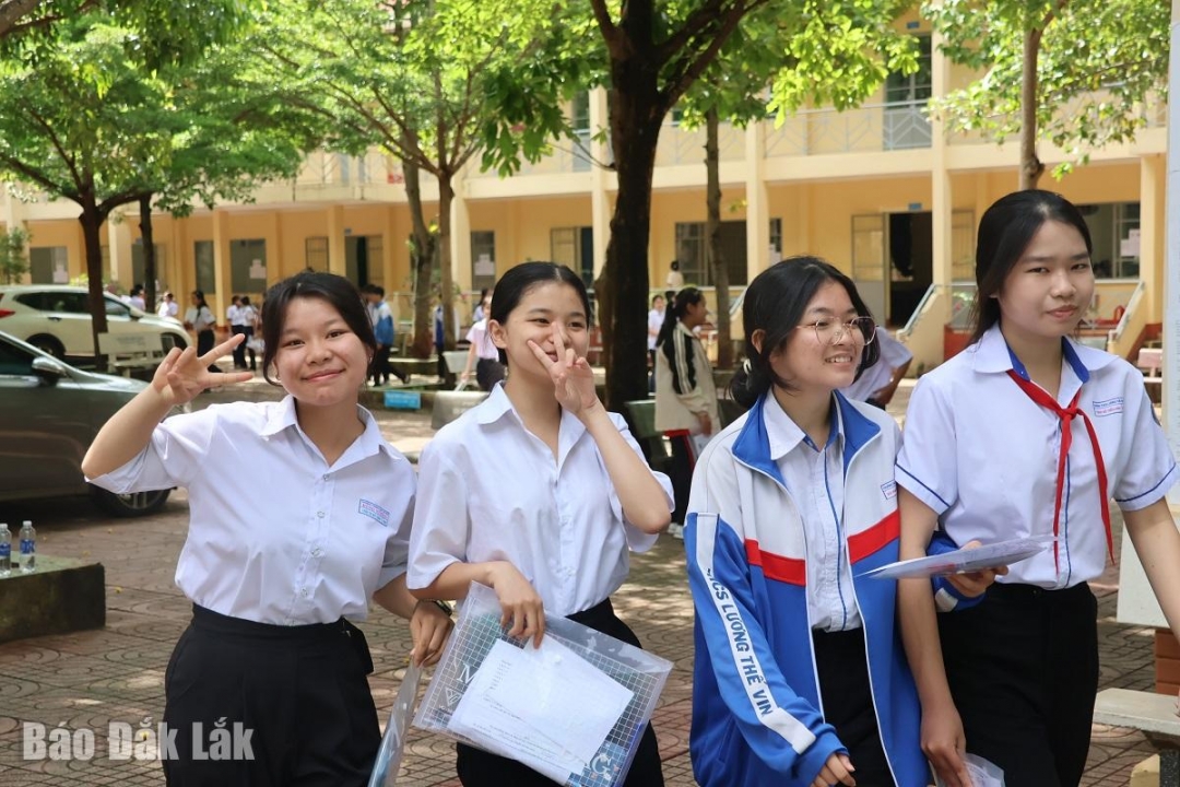 Thí sinh hoàn thành bài thi đầu tiên sáng 5/6 tại Hội đồng coi thi Trường THPT Buôn Ma Thuột.