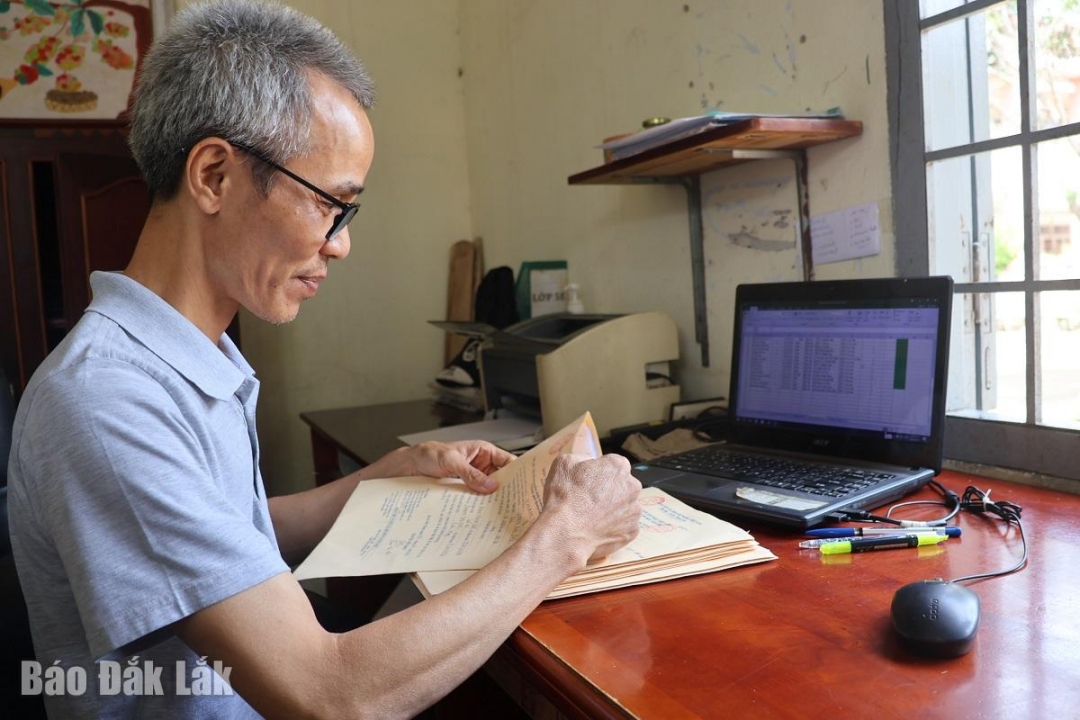 Cán bộ tuyển sinh Trường Tiểu học Tô Hiệu (phường Ea Tam) đối chiếu hồ sơ tuyển sinh trên hệ thống.