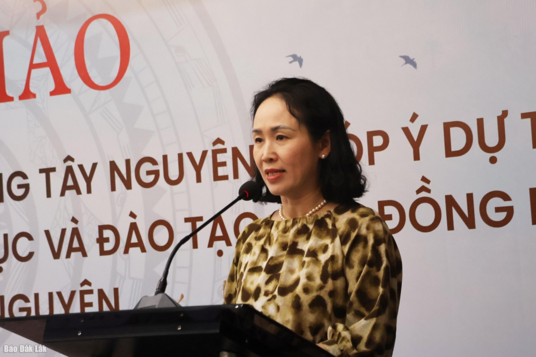 Phó Vụ trưởng Vụ Giáo dục phổ thông Vũ Thị Ánh phát biểu tại hội thảo.