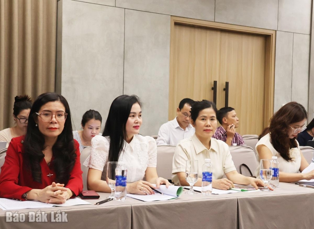 Các đại biểu tham dự hội thảo.