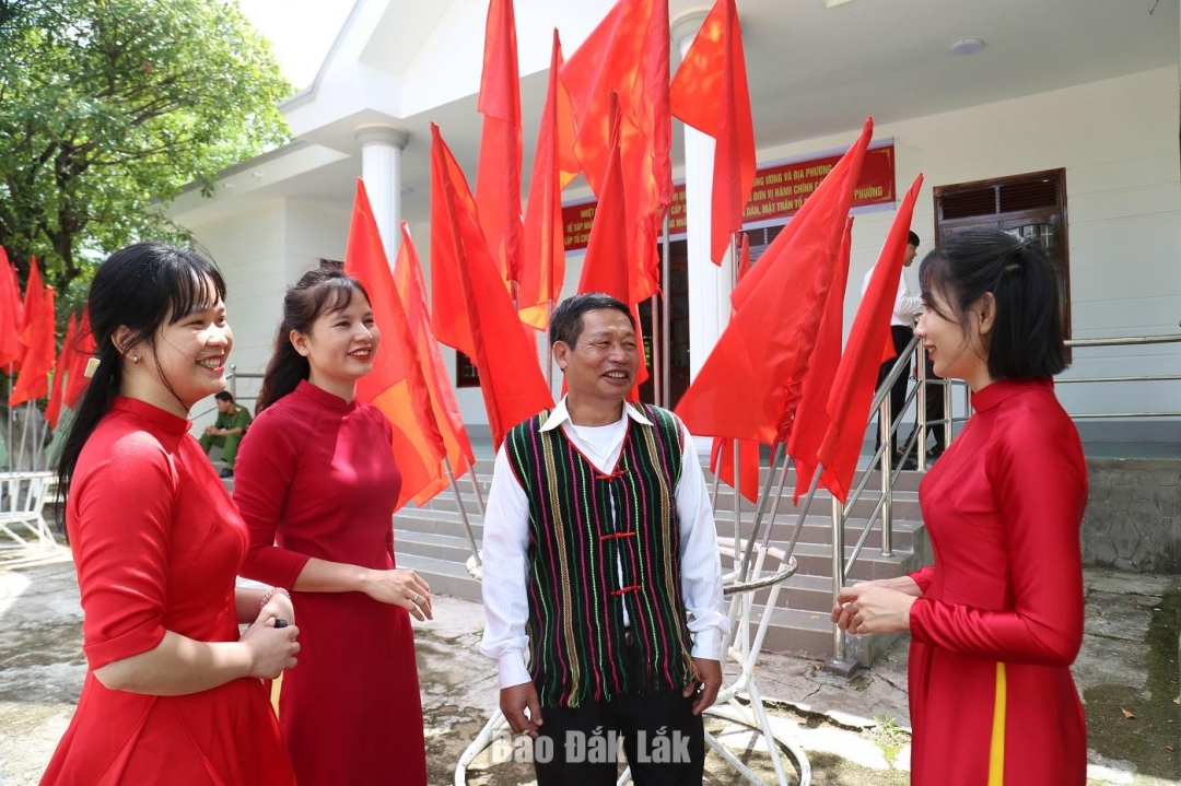 Cán bộ Đảng ủy xã Ea Súp và người dân trò chuyện trước thềm buổi lễ