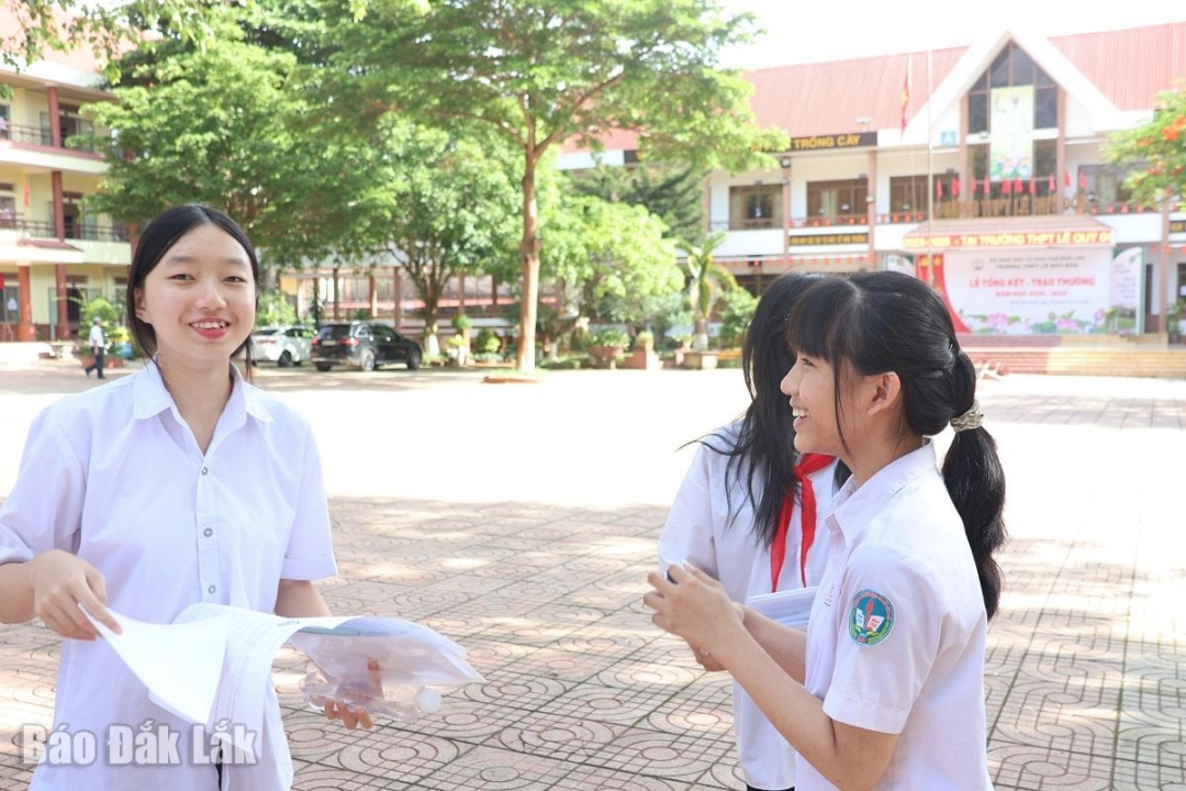 Thí sinh hoàn thành bài thi chiều 5/6 tại Hội đồng coi thi Trường THPT Lê Quý Đôn.