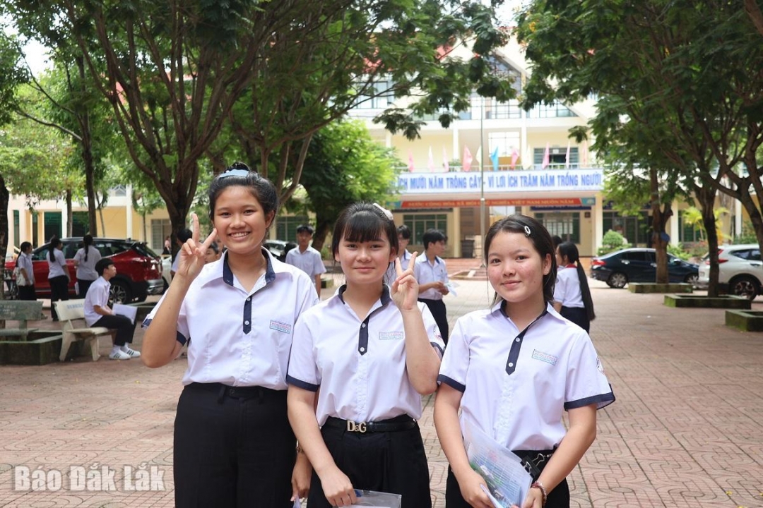 Thí sinh dự thi vào các trường THPT công lập đã hoàn thành bài thi môn Toán sáng 6/6 tại Điểm thi 