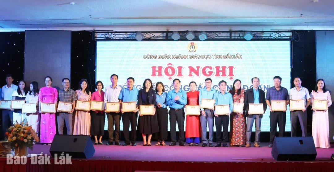 Phó Chủ tịch Thường trực Liên đoàn lao động tỉnh Nguyễn Thị Lý và Chủ tịch Công đoàn ngành Giáo dục tỉnh Lưu Tiến Quang trao giấy khen cho các tập thể có thành tích xuất sắc trong hoạt động công đoàn năm học 2024 - 2025.