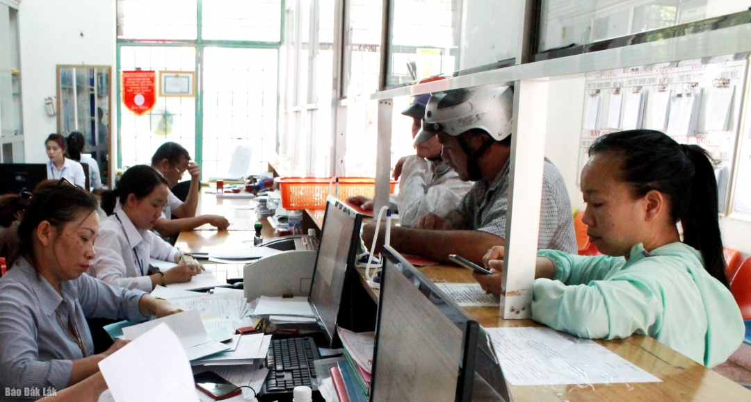 Người dân TP. Buôn Ma Thuột thực hiện các thủ tục hành chính. (Ảnh minh họa)