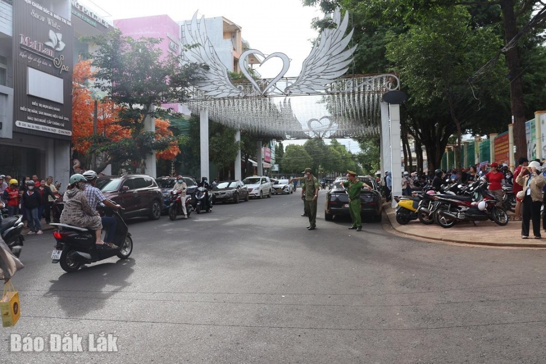 Lực lượng chức năng thực hiện nhiệm vụ bảo đảm an ninh trật tự, an toàn giao thông tại Điểm 