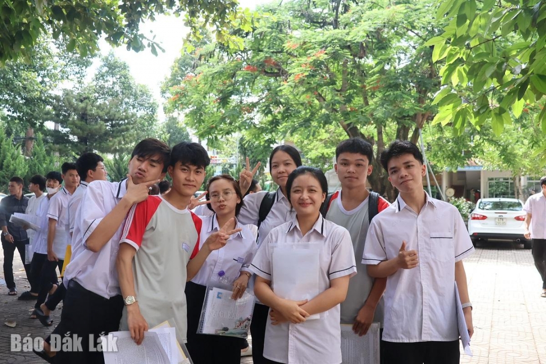 Thí sinh dự thi tại Điểm thi Trường THPT Chu Văn An sáng 27/6.