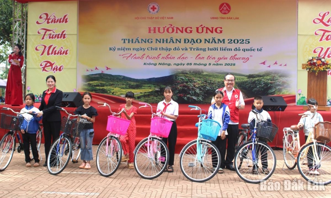 Phó Chủ tịch Trung ương Hội Chữ thập đỏ Việt Nam Vũ Thanh Lưu và Chủ tịch Hội Chữ thập đỏ tỉnh Đặng Thị Hương trao xe đạp tặng học sinh có hoàn cảnh khó khăn tại huyện Krông Năng.