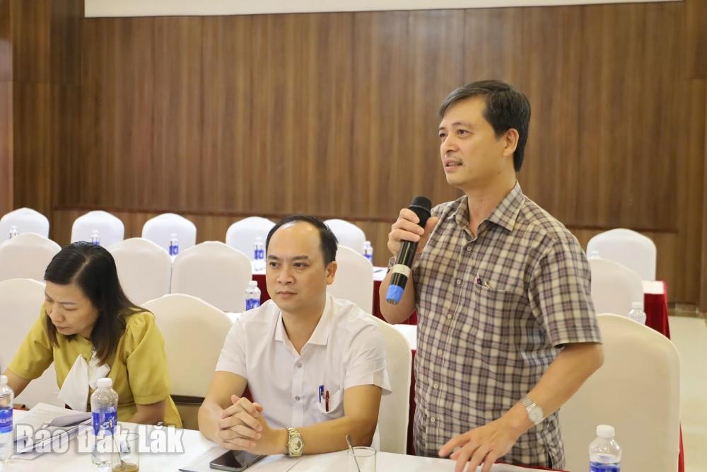 Đại biểu HĐND huyện Krông Ana thảo luận tại hội nghị.