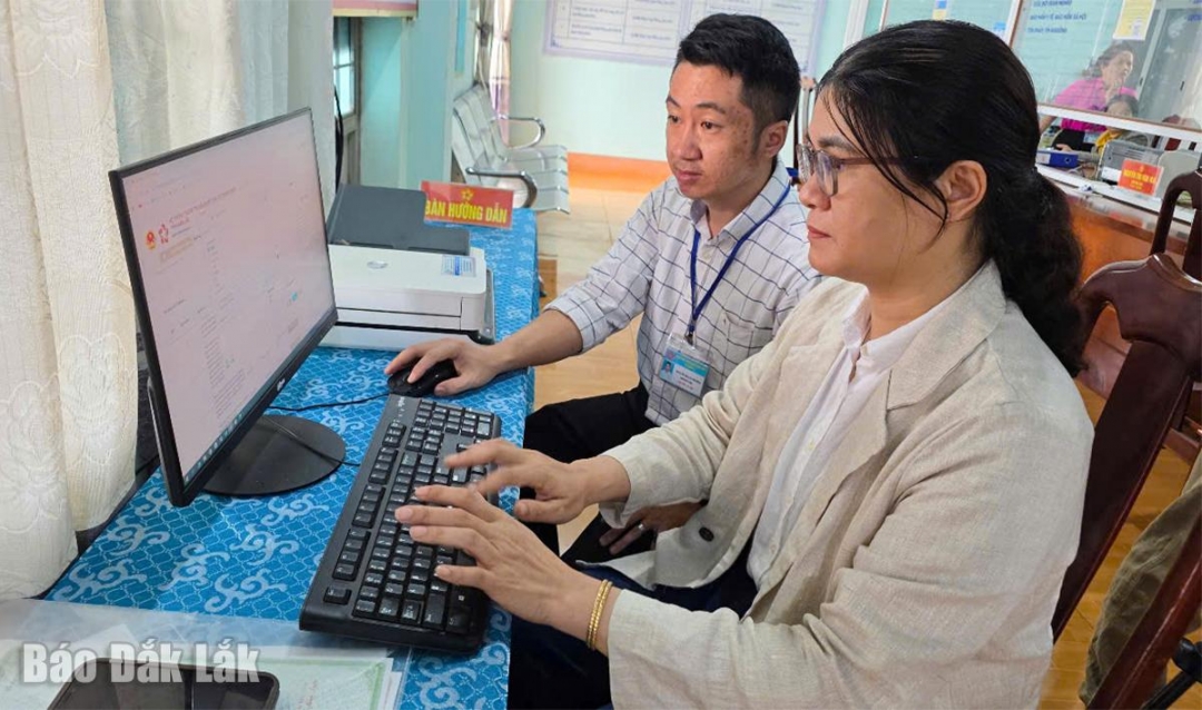 Hướng dẫn người dân thực hiện dịch vụ công trực tuyến tại Trung tâm Phục vụ hành chính công xã Ea Knuếc (mới) trong quá trình vận hành thử nghiệm.